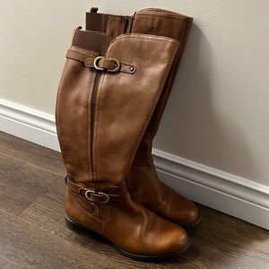 Womens winter boots. Wide calf